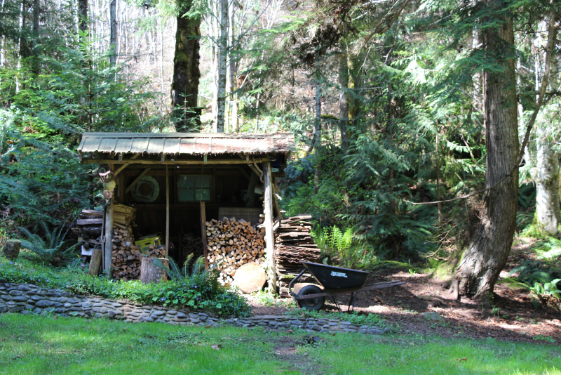 Illustration for article titled How To Live The Cabin Dream Without Giving Up Netflix